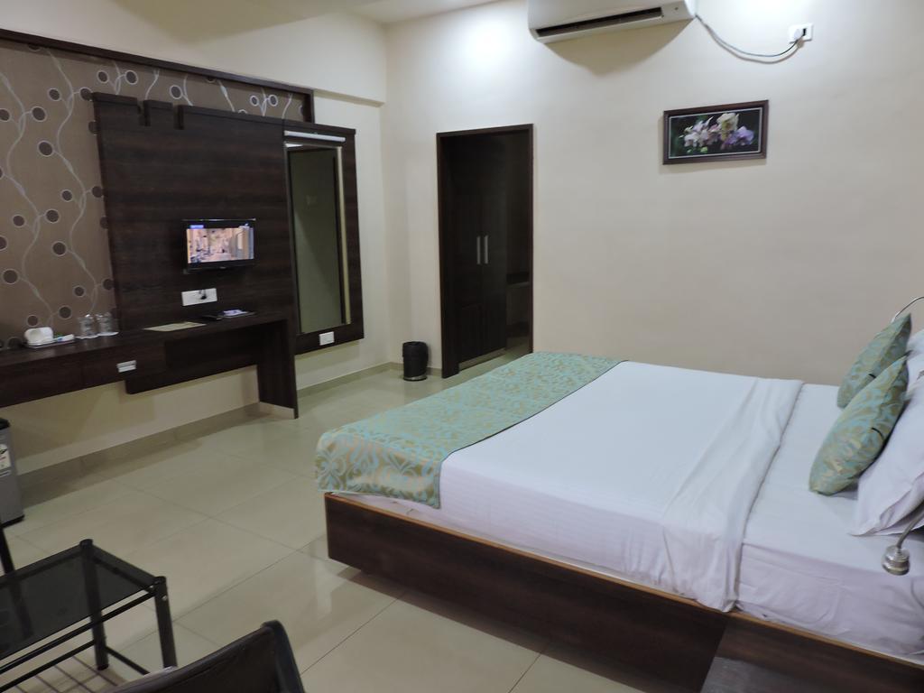 Hotel Sangam Regency Ratnāgiri Quarto foto